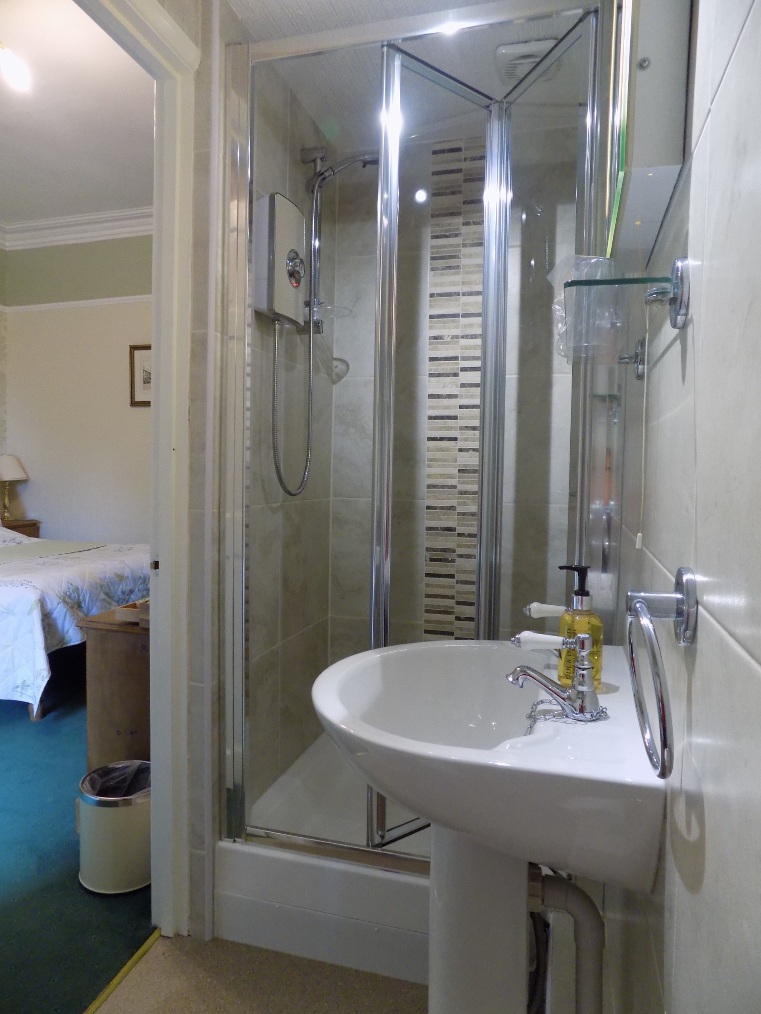 En-suite shower room adjoining a guest bedroom