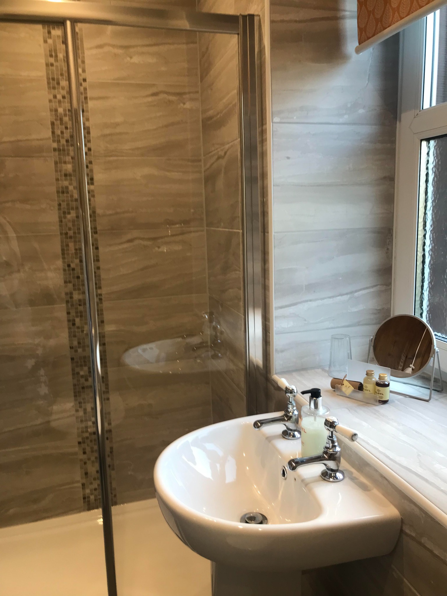 Modern en-suite shower and washbasin